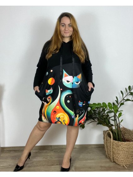 Šaty mikinové s kapucí obrázkové dlouhý rukáv dámské nadrozměr (54/56/58 ONE SIZE) ITALSKÁ MÓDA IM424793-6/DR (Velikost 56/58, Barva Černá)