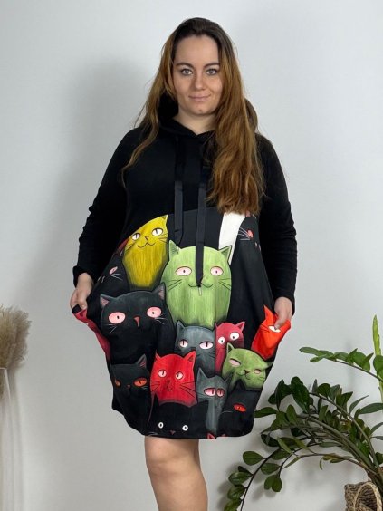 Šaty mikinové s kapucí obrázkové dlouhý rukáv dámské nadrozměr (54/56/58 ONE SIZE) ITALSKÁ MÓDA IM424793-9/DUR (Velikost 56/58, Barva Černá)