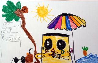 🌴🍯 Darja (6 let) poslala med na slunečnou dovolenou až do Egypta! ☀️ Pod barevným slunečníkem si užívá pohodu, popíjí...