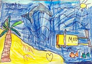 🌊🐬 Kam vyrazil med na prázdniny? K moři! 🍯☀️ Pětiletá Dominika si představila, že si medík užívá dovolenou u moře. Nasadil...