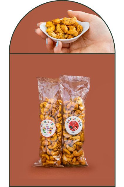Organic cashew nuts with mild chilli (Weight 100 g)