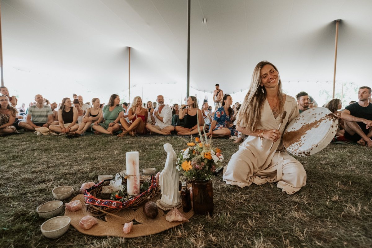 Společný rytmus, bubnování a rituální setkání na Inlakech festivalu