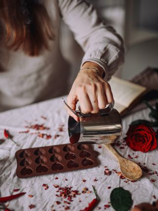 🤎Láska začíná chutí. Tyto romantické kakaové pralinky si můžete připravit sami… nebo ještě lépe pro sebe/ spolu. Budete...