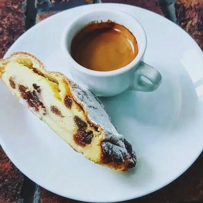 Prajeme vám krásnu nedeľu, a k tomu skvelú čerstvo praženú kávu! Vaša najobľúbenejšia kávička Black 🖤 Booster je tento...