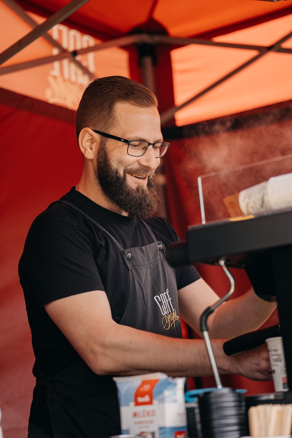 Barista Café Gape při přípravě kávy na cateringu