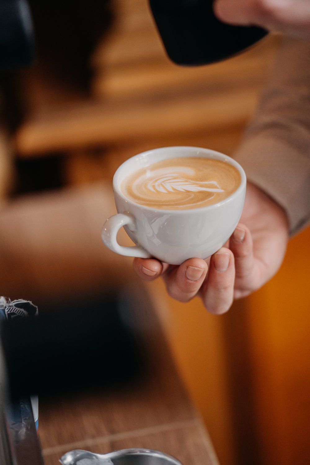 Latte art v šálku připraveném baristou Café Gape