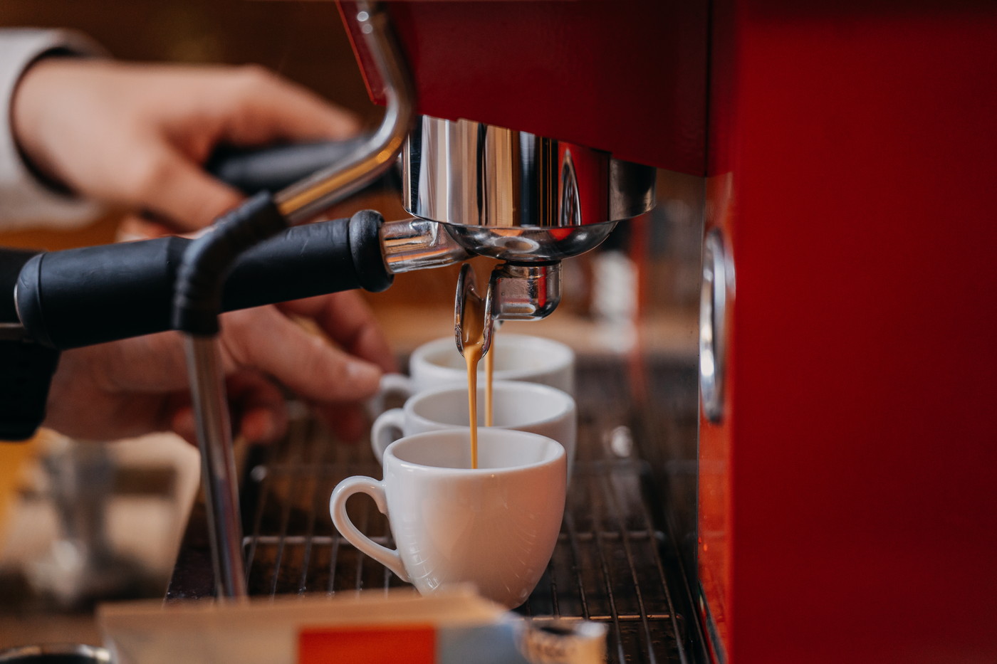 Baristé připravují kávu na profesionálním kávovaru Sanremo během cateringu