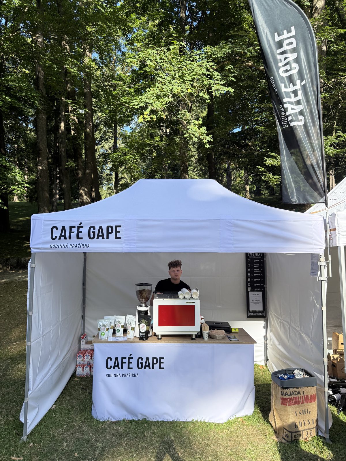 Bílý mobilní stan Café Gape s kávovarem Sanremo ZOE