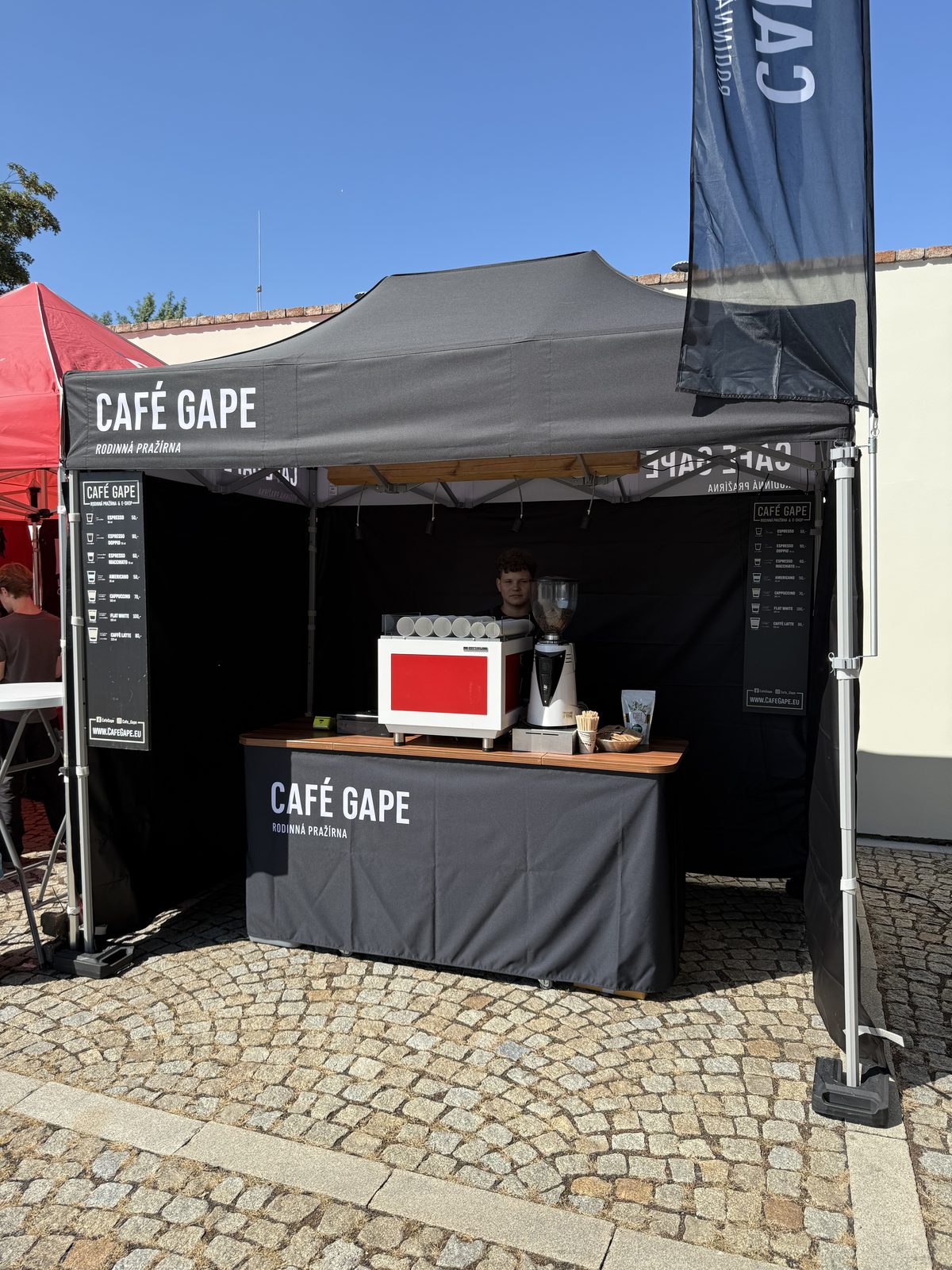 Interiérový i venkovní catering Café Gape s černým stanem a barem