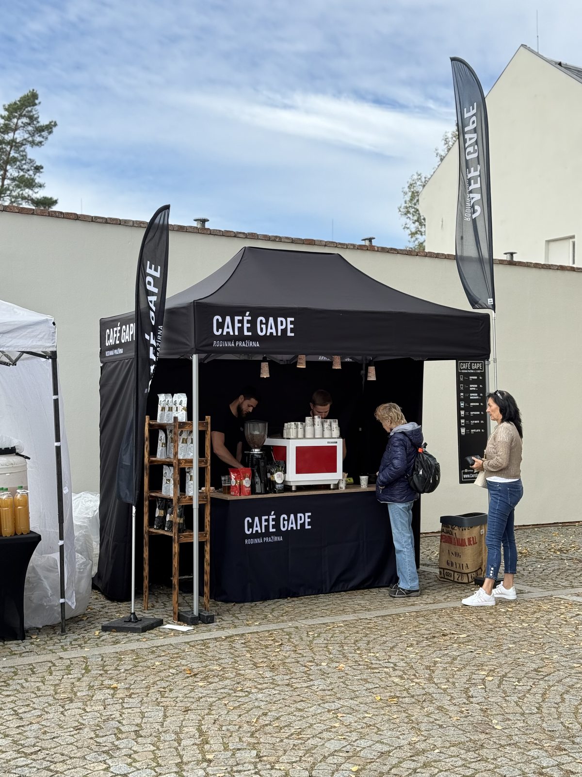 Černý mobilní stan Café Gape s kávovým barem na venkovní akci