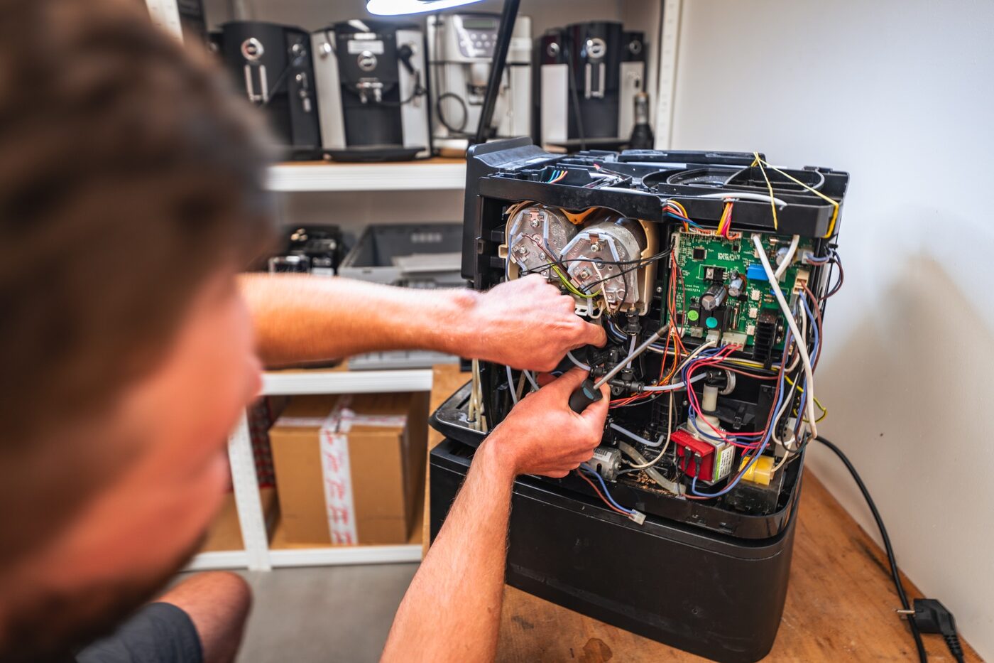Technik Kávovary Olomouc při opravě automatického kávovaru