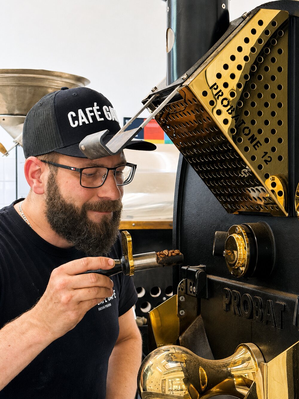 Pražič Café Gape kontroluje upražená zrna na pražičce Probat