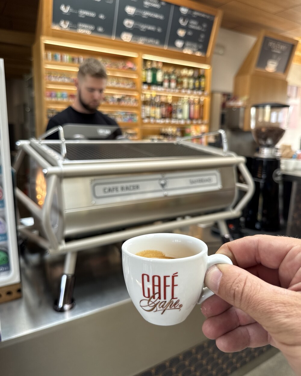 Espresso Café Gape připravené na profesionálním pákovém kávovaru v gastro provozu