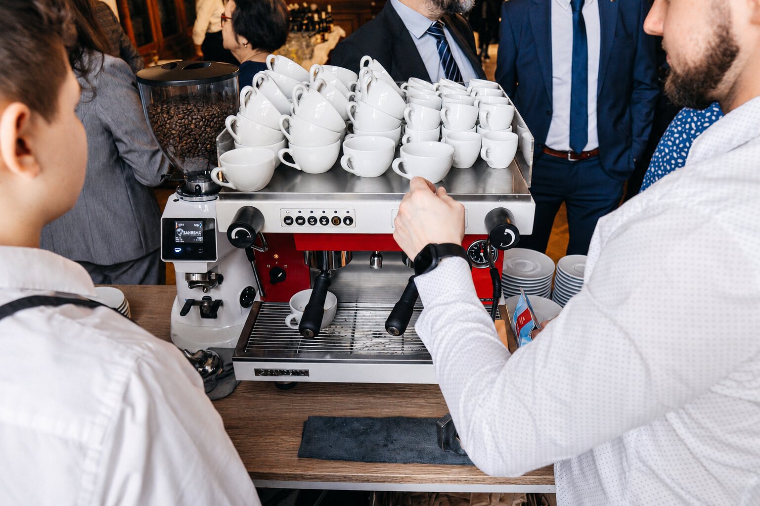 Baristé Café Gape při obsluze profesionálního kávovaru Sanremo v plném provozu