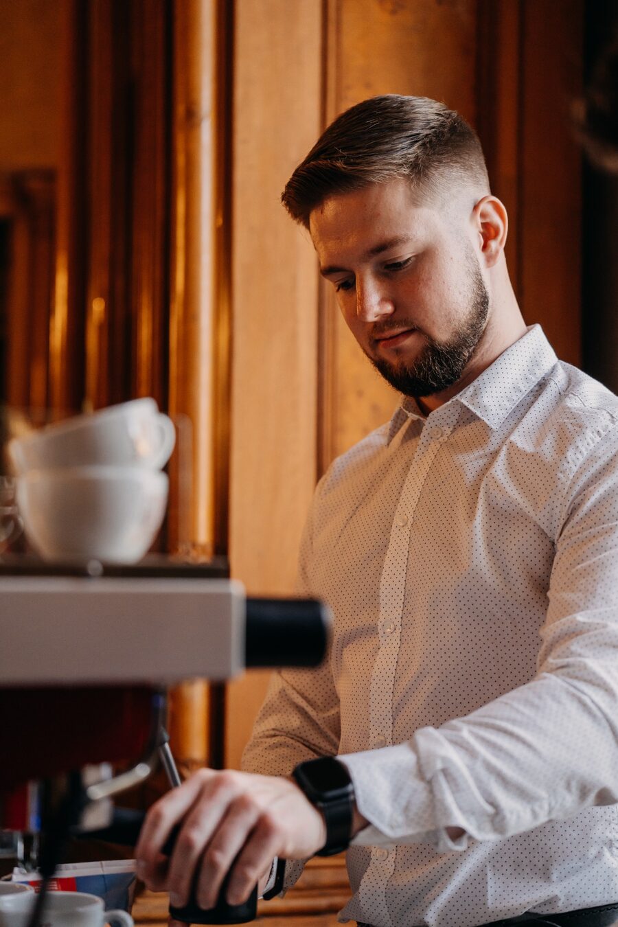 Barista Café Gape při přípravě kávy