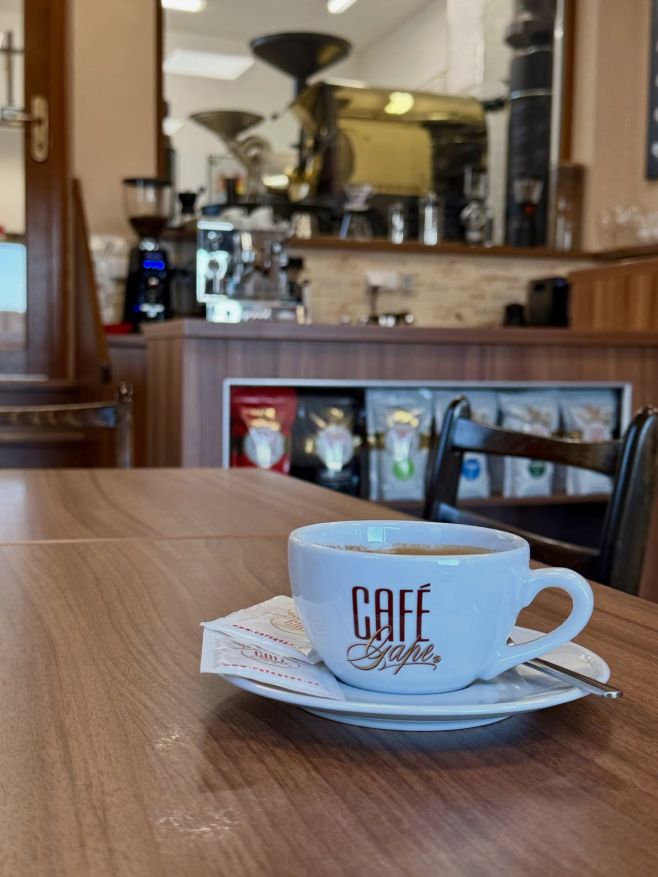 Káva nemusí být pokaždé stejná, aby byla dobrá. Stačí, když chutná a zapadne do chvíle, ve které si ji dáváte. ☕