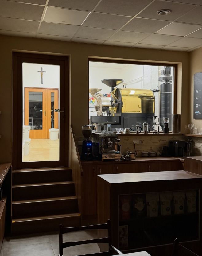 Den v pražírně nekončí hlukem. Končí tichem. Stroj vychladne, káva odpočívá. Zítra na ni můžeme navázat znovu – v klidu a...