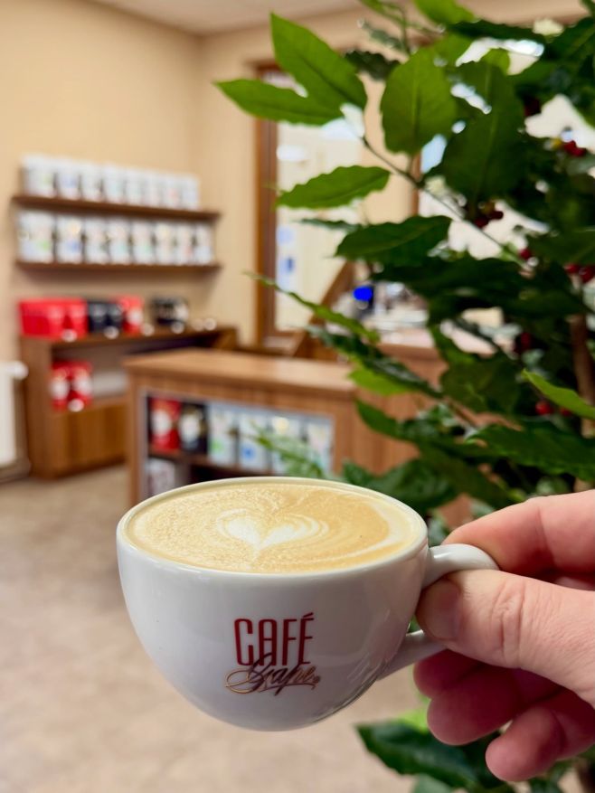 Den pomalu končí. Ještě jeden šálek. Patříte mezi ty, kteří si dají kávu i večer? Nebo po čtvrté už ani náhodou?