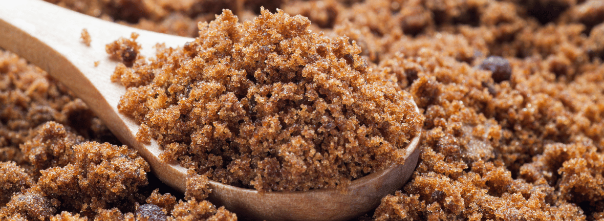 Trstinový cukor: Vlastnosti, zdravotné výhody a tipy na použitie pri sladení kávy