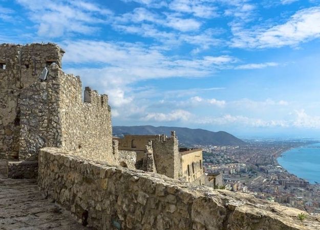 Castello di Arechi — langobardský hrad nad Salernom s výhľadom na záliv