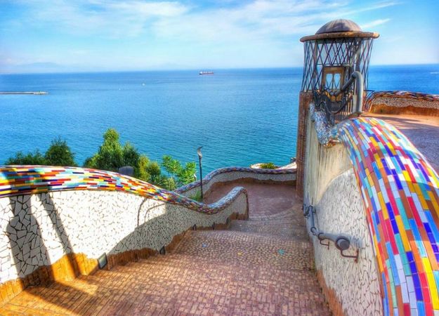 Vietri sul Mare — farebná keramická dedinka na začiatku Amalfského pobrežia