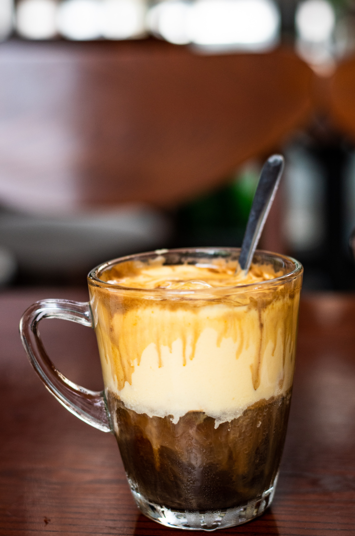 Caffeitaliano - Vietnamska vaječná káva v pohári s lyžičkou