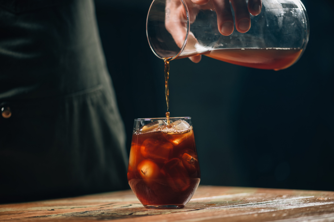 Caffeitaliano - Barista nalieva cold brew do pohára