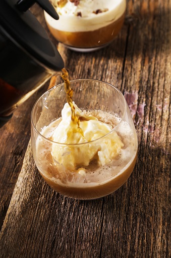 Nalievanie Affogato do pohára