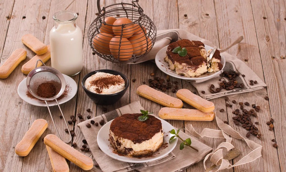 Suroviny na tiramisu — čerstvé vajcia, mascarpone krém, savoiardi piškóty a kakao