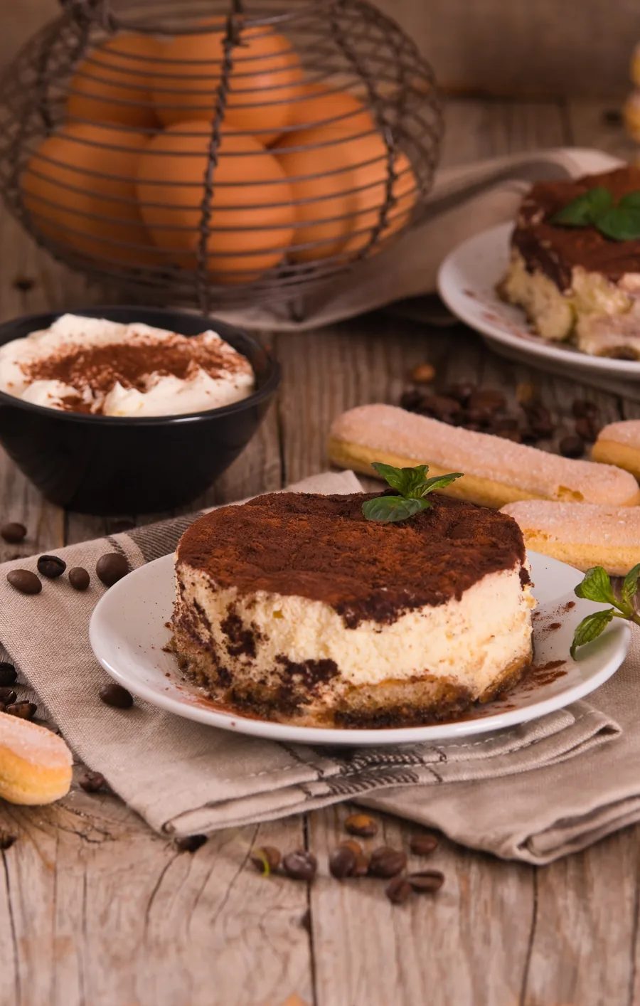 Porcia pravého talianskeho tiramisu s viditeľnými vrstvami mascarpone krému a piškót