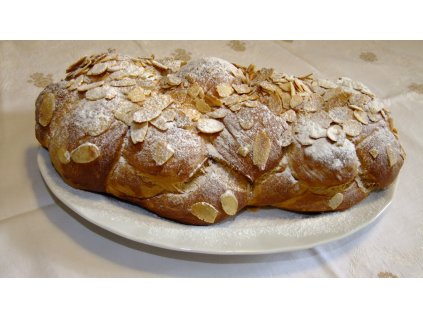 Máslová vánočka s rozinkami a sypaná mandlemi