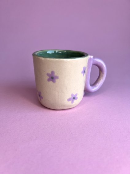 Hrneček s fialkovými kytičkami