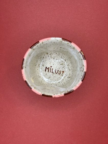 Cupík ergo s poloproužkem ,,MILUJ ! "