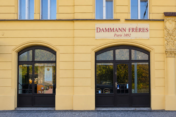 Výloha obchodu Dammann Frères na Masarykově nábřeží v Praze