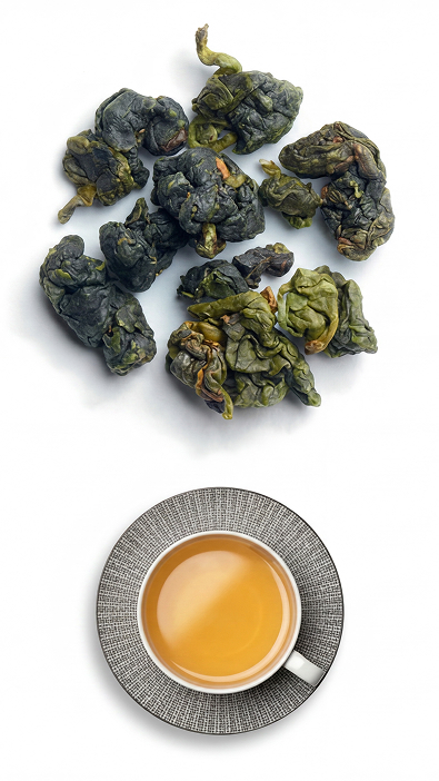 Oolong — suché lístky a nálev v šálku
