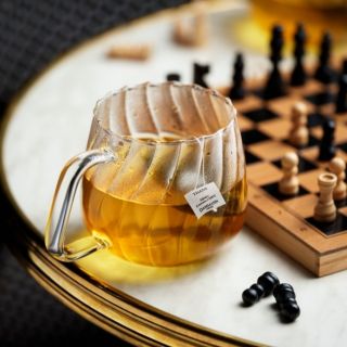 Clotilde, skleněný hrnek navržený tak, aby umocnil každý čajový okamžik. Pohodlně se drží v dlaních, zvýrazní jemnost a...