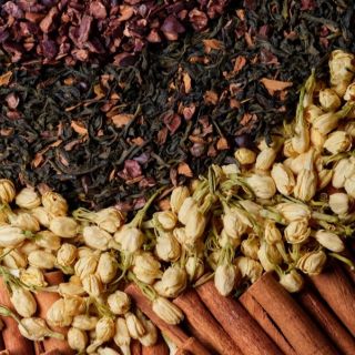 Jasmin Impérial Představuje kultivovanou kompozici zeleného čaje, v níž se jasmínové květy rozvíjejí s tichou noblesou a...