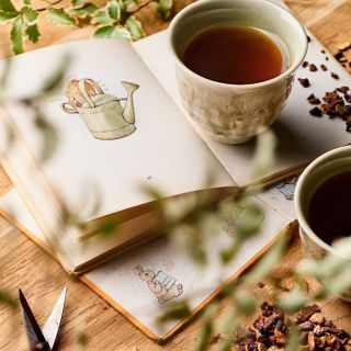 Poklad se sametovými tóny. Kakao v kombinaci s čajem vytváří chuť, která nepřichází proto, aby ohromila, ale aby zůstala....