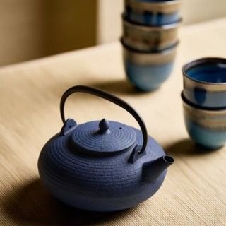 💙 Dokonalé spojení tradice a japonského řemesla — čajová konvička ITOME vyniká svým elegantním tvarem a jemným modrým...