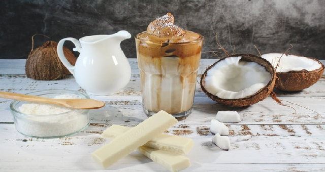 Honí vás mlsná? Zkuste latte s bílou čokoládou