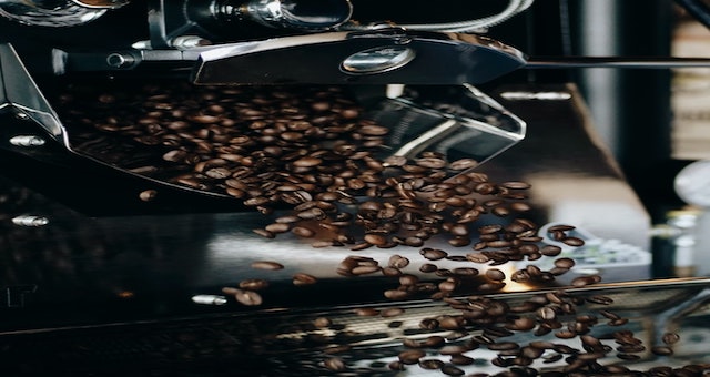 Jak se praží káva? Nahlédněte pod pokličku kávového pražení!