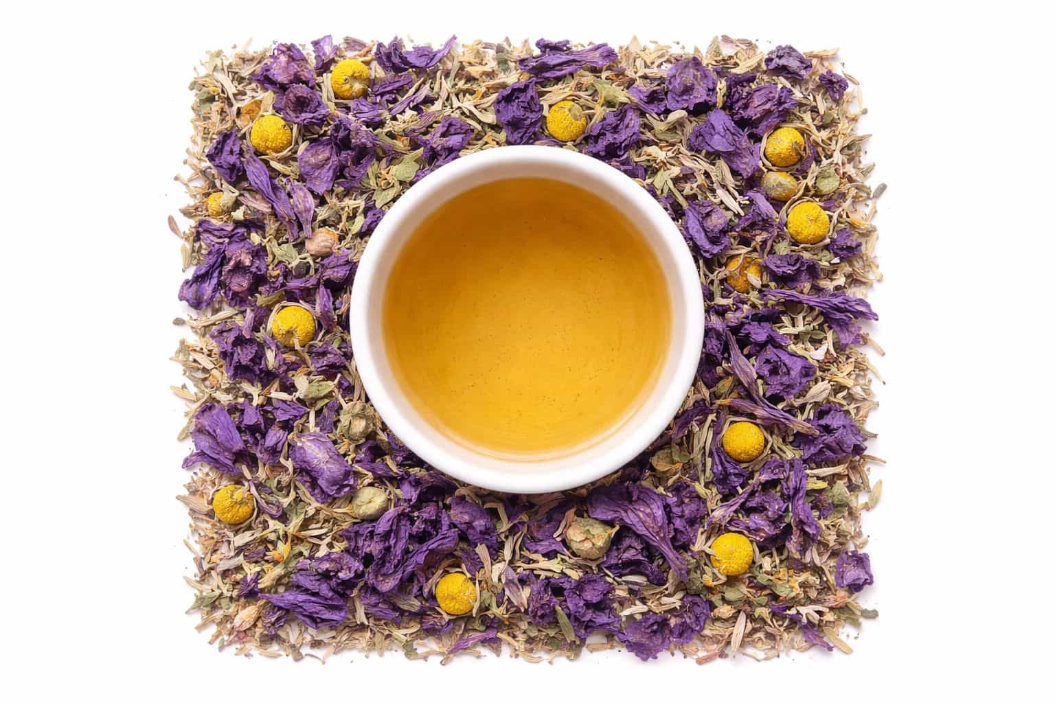 Bylinný sypaný čaj v šálke – pohľad zhora