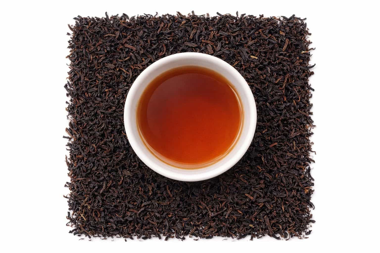 Čierny sypaný čaj v šálke – pohľad zhora