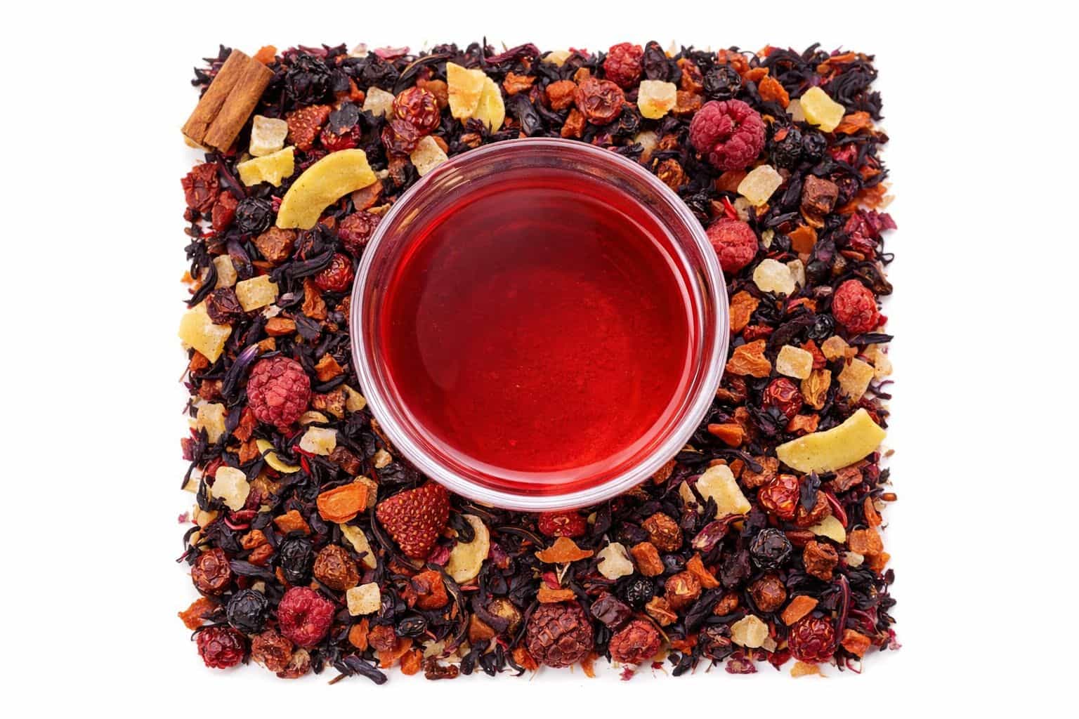 Ovocný sypaný čaj v šálke – pohľad zhora
