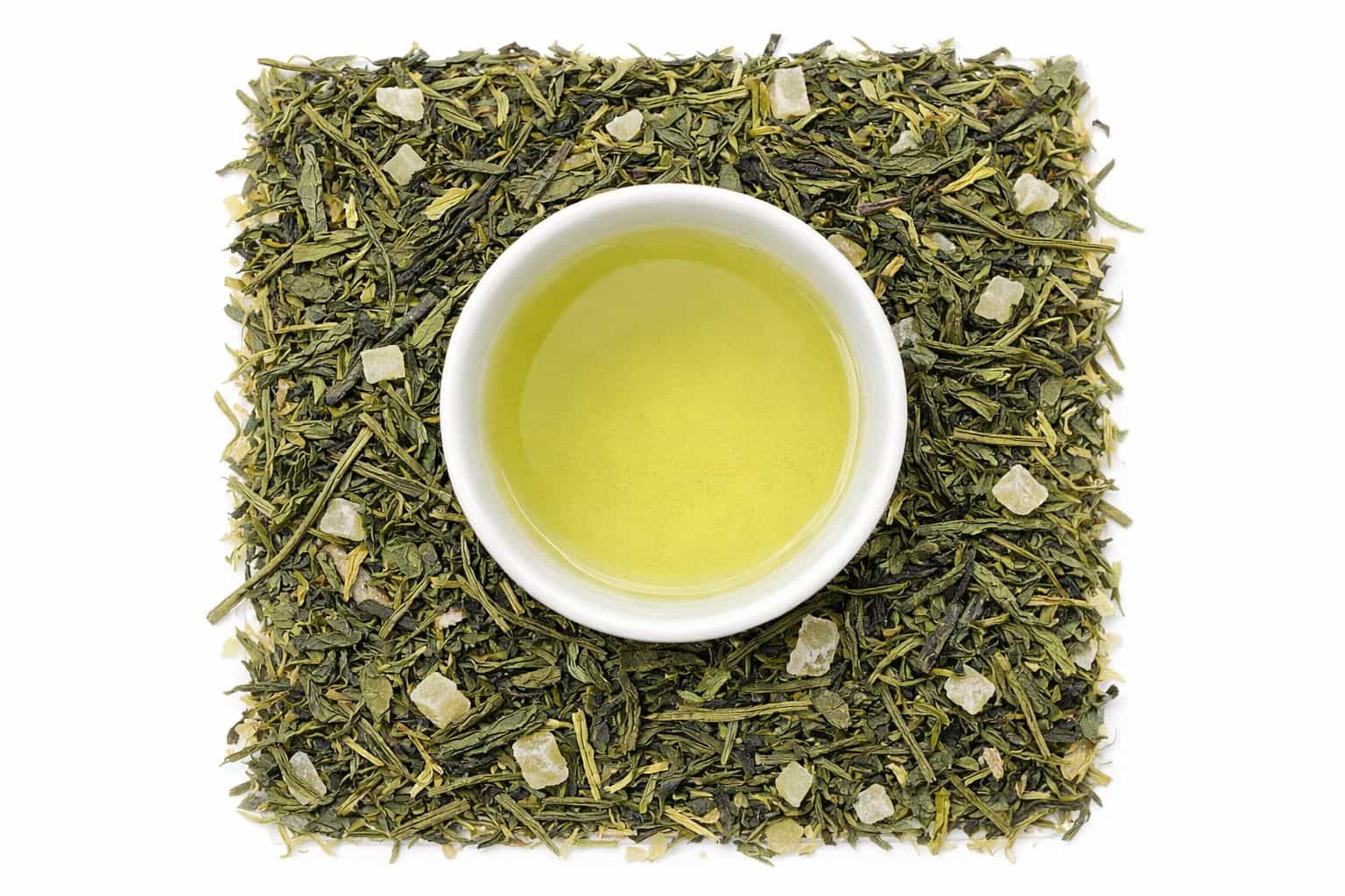 Zelený sypaný čaj v šálke – pohľad zhora