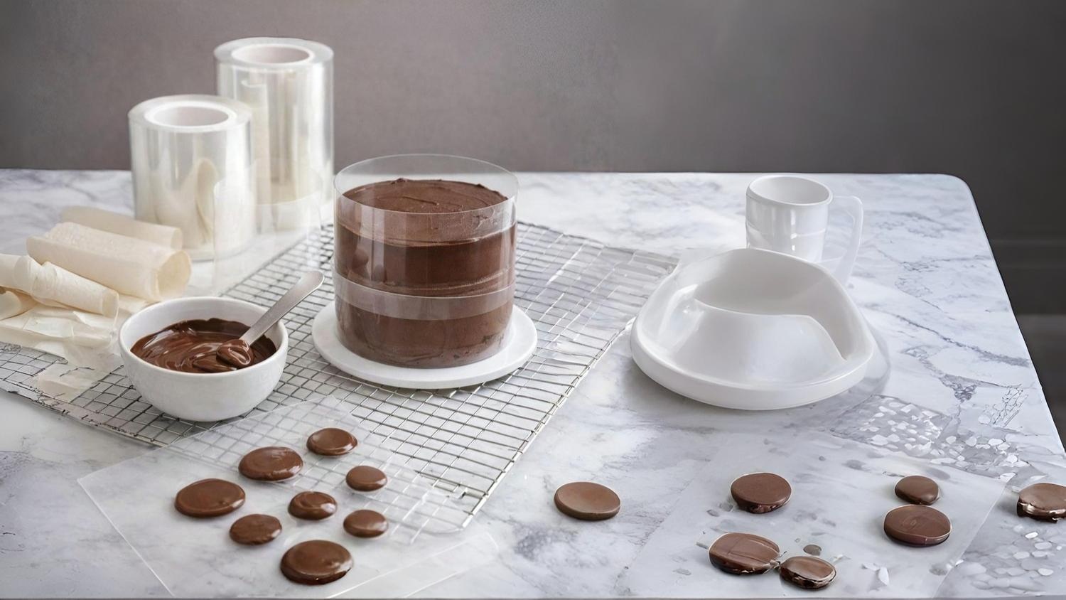 Acetátová fólie: nenápadná pomůcka, bez které se moderní cukrařina neobejde