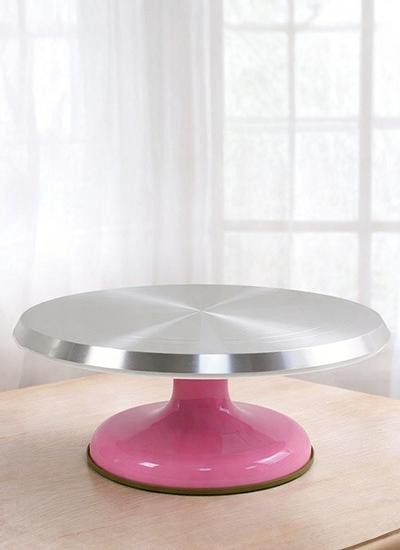 Otočný stojan na dort - napostradatelný pomocník cukráře