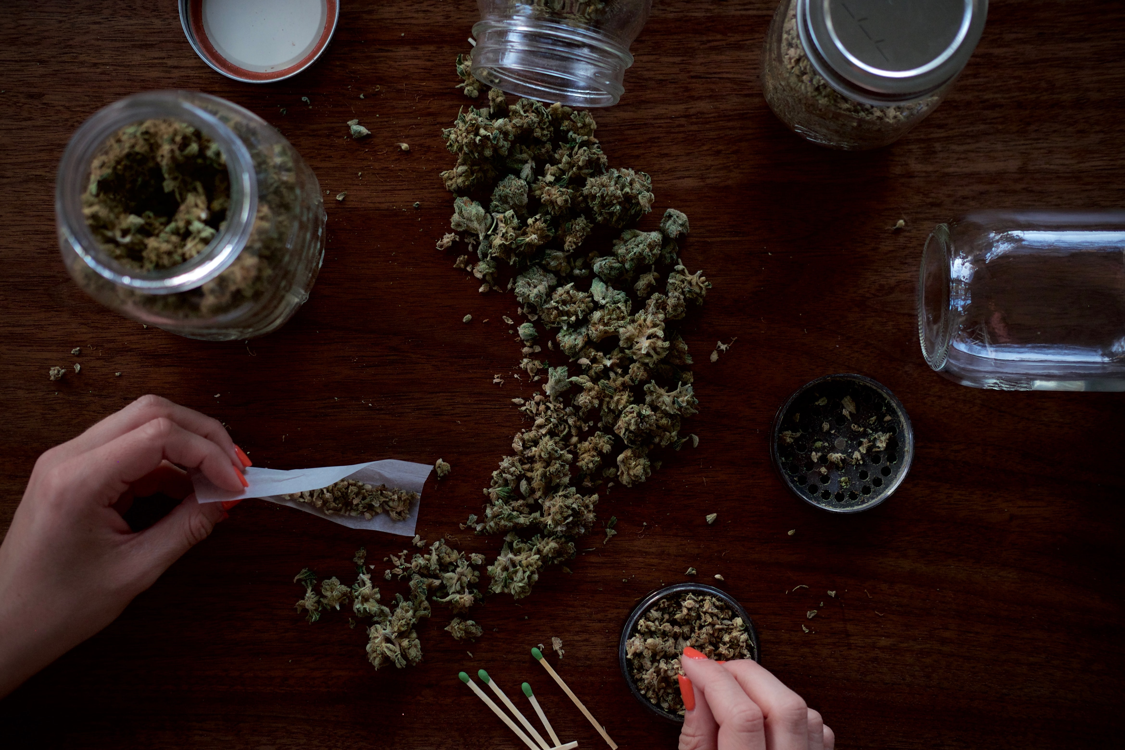 A je to tady! Diskuze o legalizaci rekreační marihuany v česku začaly