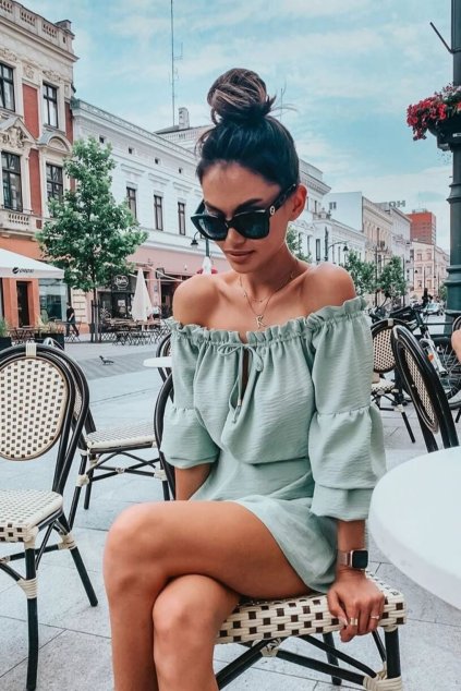 zelene letne saty s odhalenymi ramenami