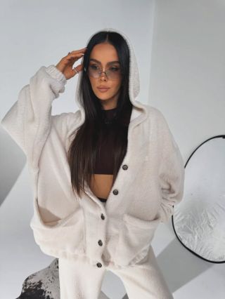 Mikinu a tepláky z plyšu nájdeš na webe v 2 farbách 🐻